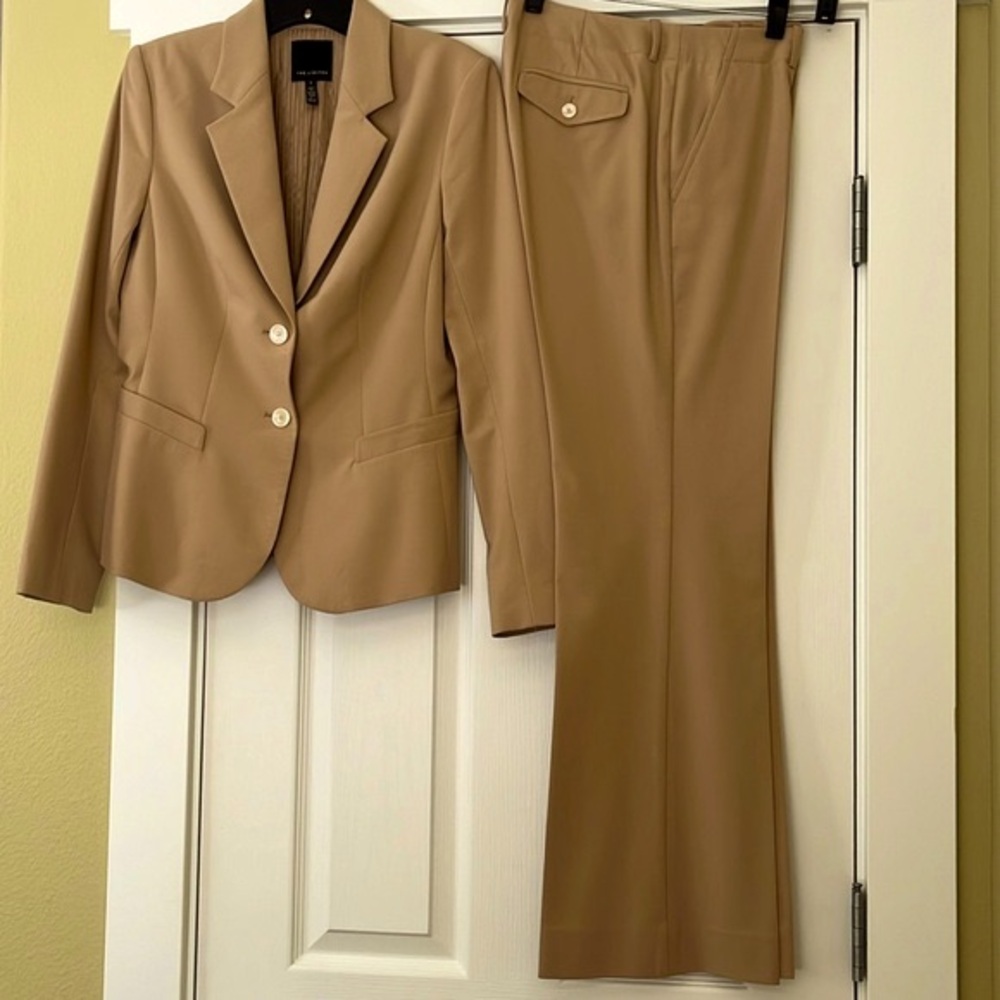 Women’s suit with lined jacket